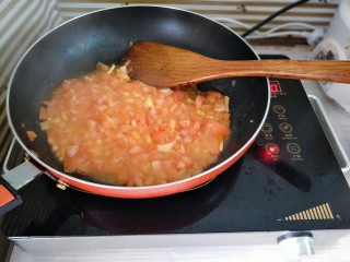 西红柿土豆炖牛腩,煸炒出西红柿汁来