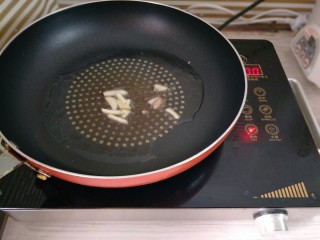 西红柿土豆炖牛腩,锅里倒入适量油，下入姜丝炒香