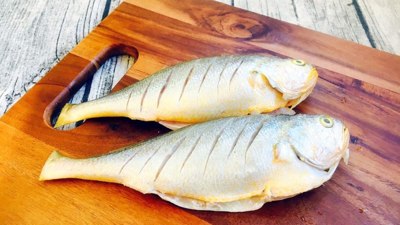 肉末雪菜蒸黄鱼,在鱼的两面划几个斜刀，以便入味。