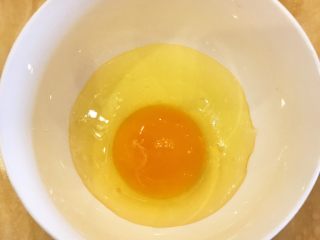 CoCo可颂面包,准备一枚新鲜的乌鸡蛋，去壳后全蛋打碎搅匀。