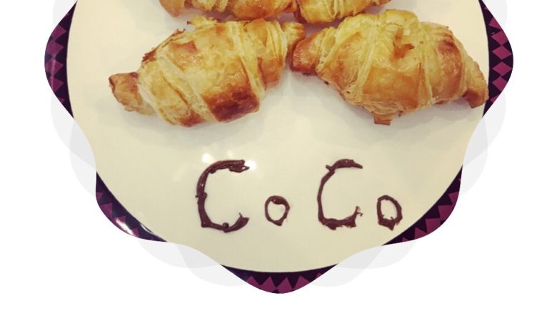 CoCo可颂面包,按照“CoCo”字母图案在餐盘空白处，用巧克力酱完成CoCo可颂面包的创意美食制作。