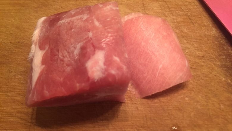 红油泡豇豆炒肉末,猪肉切成片在切丁。
