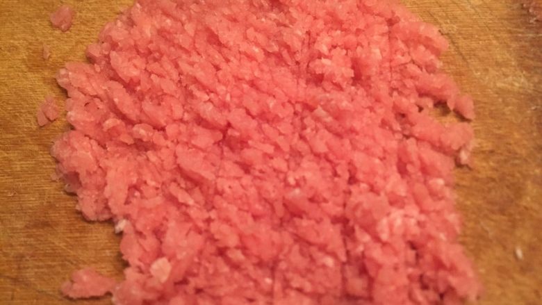 红油泡豇豆炒肉末,剁碎成细细肉末。
