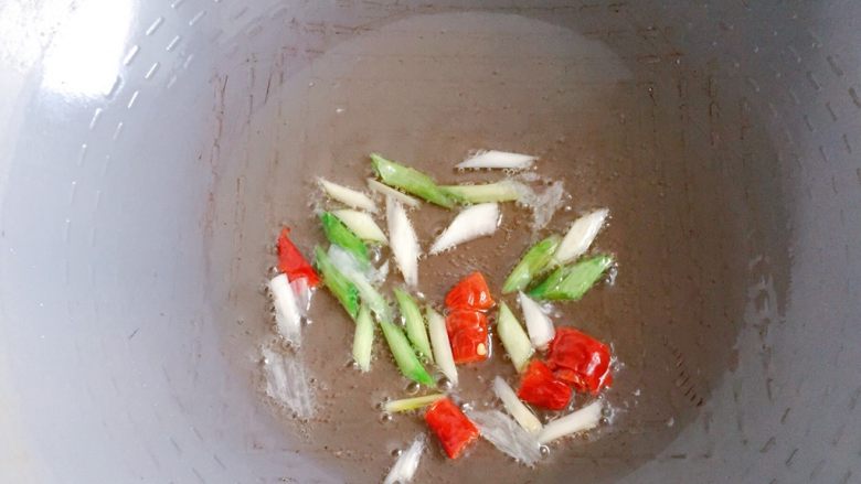 醋溜白菜,炒锅上火加热，倒入适量油，放入干辣椒和葱白爆香。