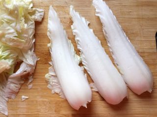 醋溜白菜,取大白菜的茎部分，叶片部分留于它用。