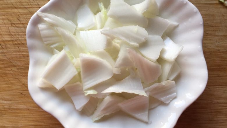 醋溜白菜,然后将白菜的茎切成小块备用。