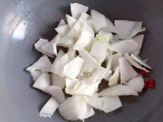 醋溜白菜,然后倒入切好的大白菜翻炒。