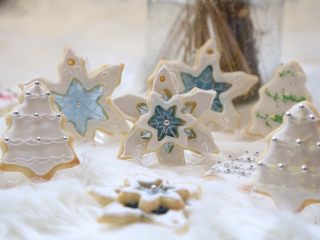 糖霜饼干，圣诞版，玻璃糖,玻璃糖可以选择自己做，也可以偷懒用买的硬糖