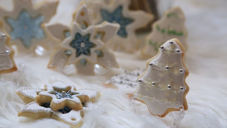 糖霜饼干，圣诞版，玻璃糖,用搅拌机打碎，然后在饼干烤定型，快好的时候，把糖填充进去，全部融化就拿出，不然就开始噼噼啪啪的爆炸了