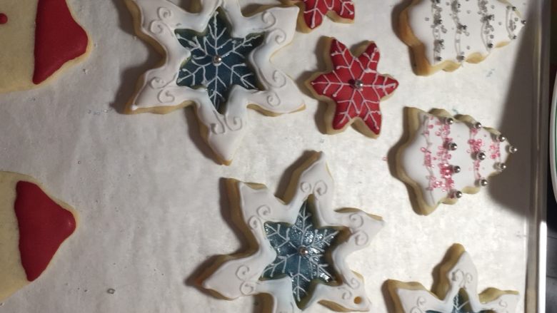 糖霜饼干，圣诞版，玻璃糖,用自己喜欢的方子，做好饼干底，一般糖霜饼干的底要求颜色白，烤完不变形