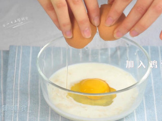 青菜华夫饼,2个鸡蛋加入搅拌均匀。