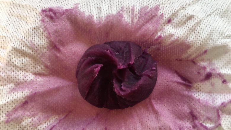 小小茶巾绞,红薯和紫薯同样方法处理，展开茶巾后上面的褶皱自然形成