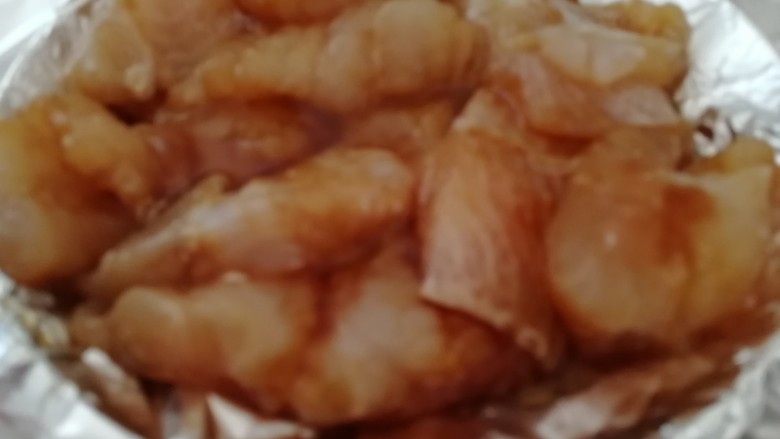 台式吃法_清蒸龙利鱼,喂好的龙利鱼柳用锡纸包裹住，四个边要叠压实（如下图）。