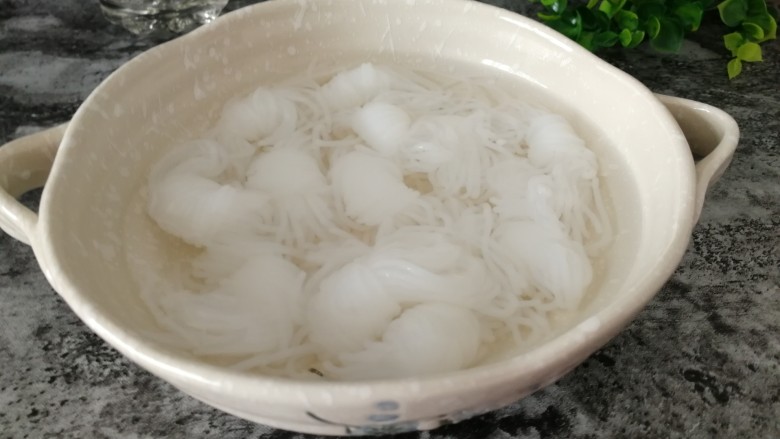 台式吃法_清蒸龙利鱼,芋结用开水烫一下。