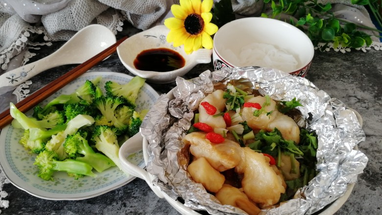台式吃法_清蒸龙利鱼,蒸好的龙利鱼，拌好的西兰花，辣根和芋结。成品 图。