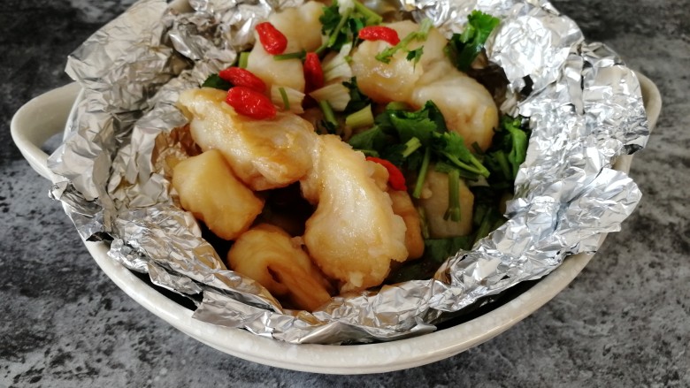 台式吃法_清蒸龙利鱼,把香菜末和枸杞撒到龙利鱼上，很有食欲哦。