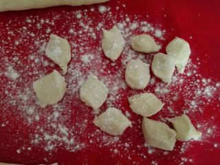四宝蒸饺,用手掐成大小一致的面剂子，撒上干面粉，防粘，