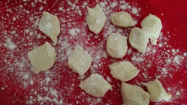 四宝蒸饺,用手掐成大小一致的面剂子，撒上干面粉，防粘，