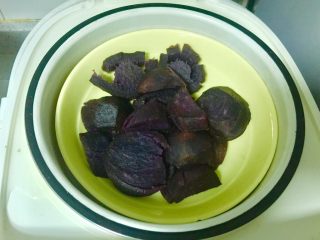 黄金紫薯饼,把紫薯去皮切块，放电饭煲里蒸熟。