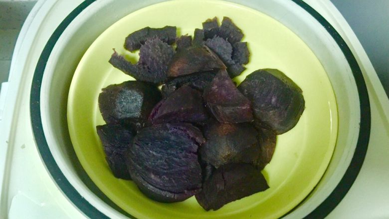 黄金紫薯饼,把<a style='color:red;display:inline-block;' href='/shicai/ 2643'>紫薯</a>去皮切块，放电饭煲里蒸熟。