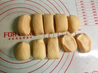 黄金紫薯饼,把长面条平均分成10个小剂子。