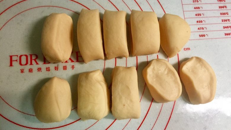 黄金紫薯饼,把长面条平均分成10个小剂子。