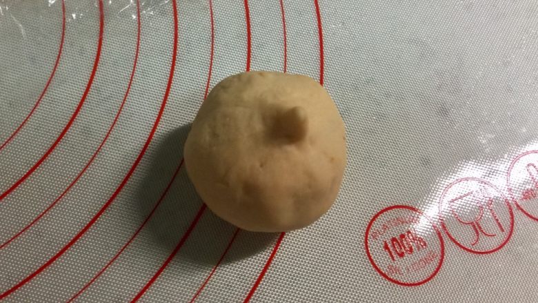 黄金紫薯饼,用虎口法把面皮收紧，掐掉小尖尖或者把小尖尖按回去。