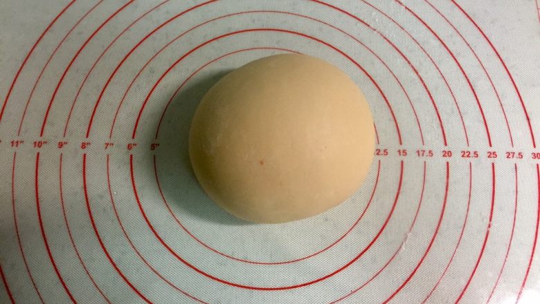 黄金紫薯饼, 在200克<a style='color:red;display:inline-block;' href='/shicai/ 519'>面粉</a>中加入120克的胡萝卜泥，揉成光滑不粘手的面团，盖上保鲜膜静置备用。饧面的时间可以把紫薯馅揉好。