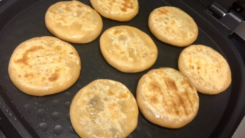 黄金紫薯饼,大约两分钟，紫薯饼就烙好了，可以了用平底锅，煎至两面金黄即可。