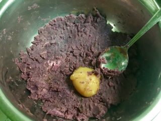 黄金紫薯饼,加入蜂蜜，或者白糖、炼乳都可以，不喜欢太甜可以加纯牛奶，让紫薯更湿润一些。