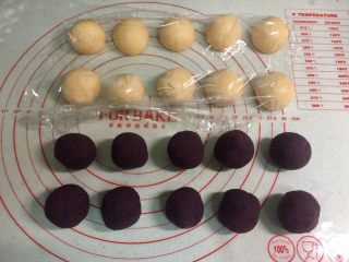 黄金紫薯饼,每个面团约30克，紫薯馅约25克，分别揉圆。