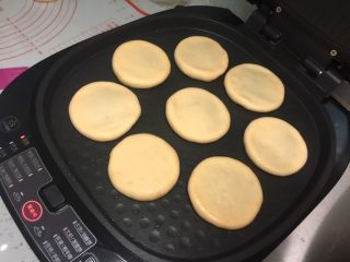 黄金紫薯饼,然后把饼放入电饼铛，盖上盖子，选择自助烙烤。