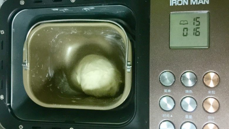 黑白小熊挤挤包,把面包桶卡入面包机，启动imix程序，把材料揉成团，大约8～9分钟。