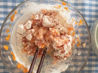 宝宝辅食自制香肠,南瓜，肉，淀粉，水放进碗里搅拌，可以加一点盐