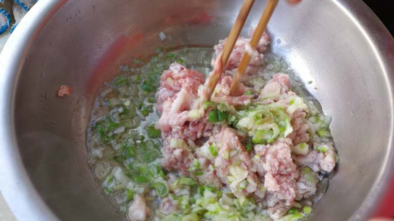 东北酸菜猪肉水饺,搅散