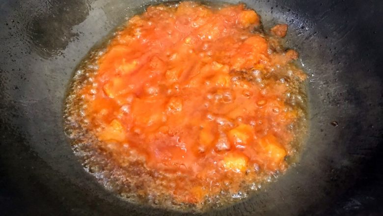 暖冬系列之家常经典西红柿黑木耳山药汤,西红柿煸炒至出沙，这一步需要一点耐心，一定要用小火