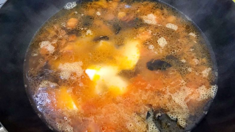 暖冬系列之家常经典西红柿黑木耳山药汤,再次煮开水之后转中小火，盖上锅盖，煮15分钟