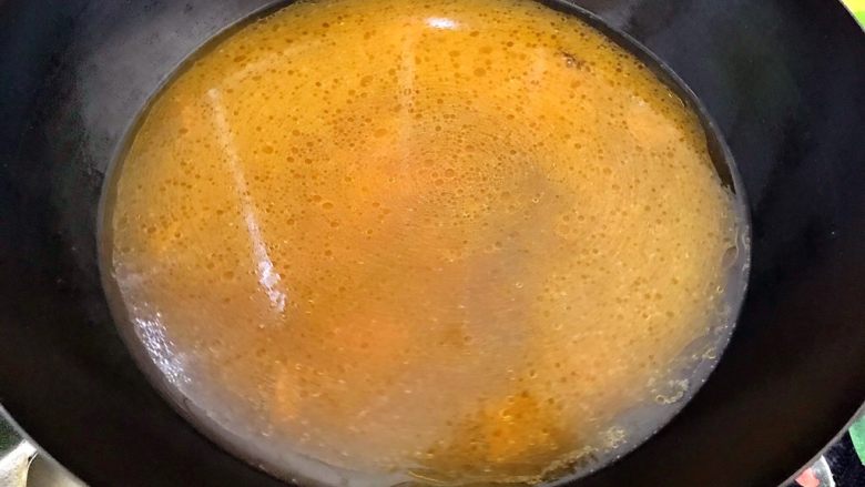 暖冬系列之家常经典西红柿黑木耳山药汤,加入适量热开水