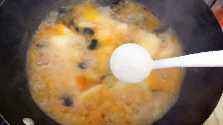 暖冬系列之家常经典西红柿黑木耳山药汤,15分钟之后打开锅盖，加一小勺细盐