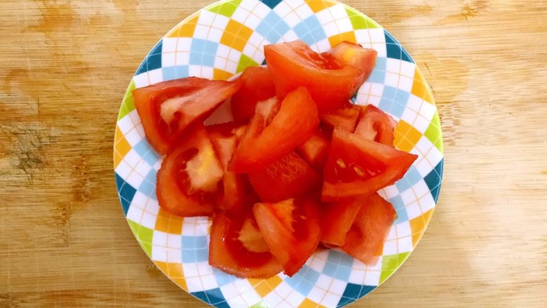 暖冬系列之家常经典西红柿黑木耳山药汤,如图所示，将西红柿切块，备用