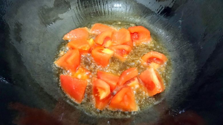 暖冬系列之家常经典西红柿黑木耳山药汤,入西红柿，小火煸炒
