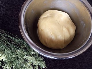 宫廷桃酥（植物油版）,整理成面团盖保鲜膜放冰箱冷藏松驰20分钟