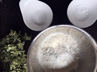 宫廷桃酥（植物油版）,将面粉、小苏打、泡打粉混合