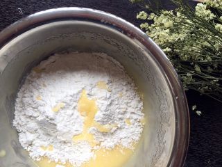 宫廷桃酥（植物油版）,加入一半面粉