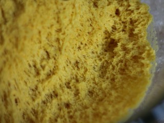 南瓜花卷,发酵好的面团拉起成均匀的蜂窝状。