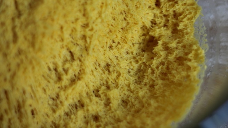 南瓜花卷,发酵好的面团拉起成均匀的蜂窝状。