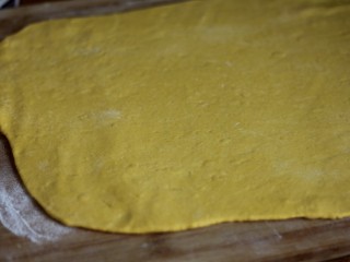 南瓜花卷,将面团擀成略薄的面片。
