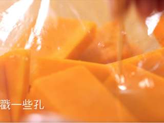 奶香南瓜粥,将南瓜片放到碗中，用保鲜膜蒙上，并在保鲜膜上戳些小孔