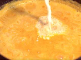 奶香南瓜粥,将糯米粉调的汁倒入锅中，小火慢炖，煮开后关火盛出