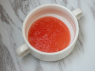 草莓溶豆,碾压好的草莓泥过筛虑出草莓汁。